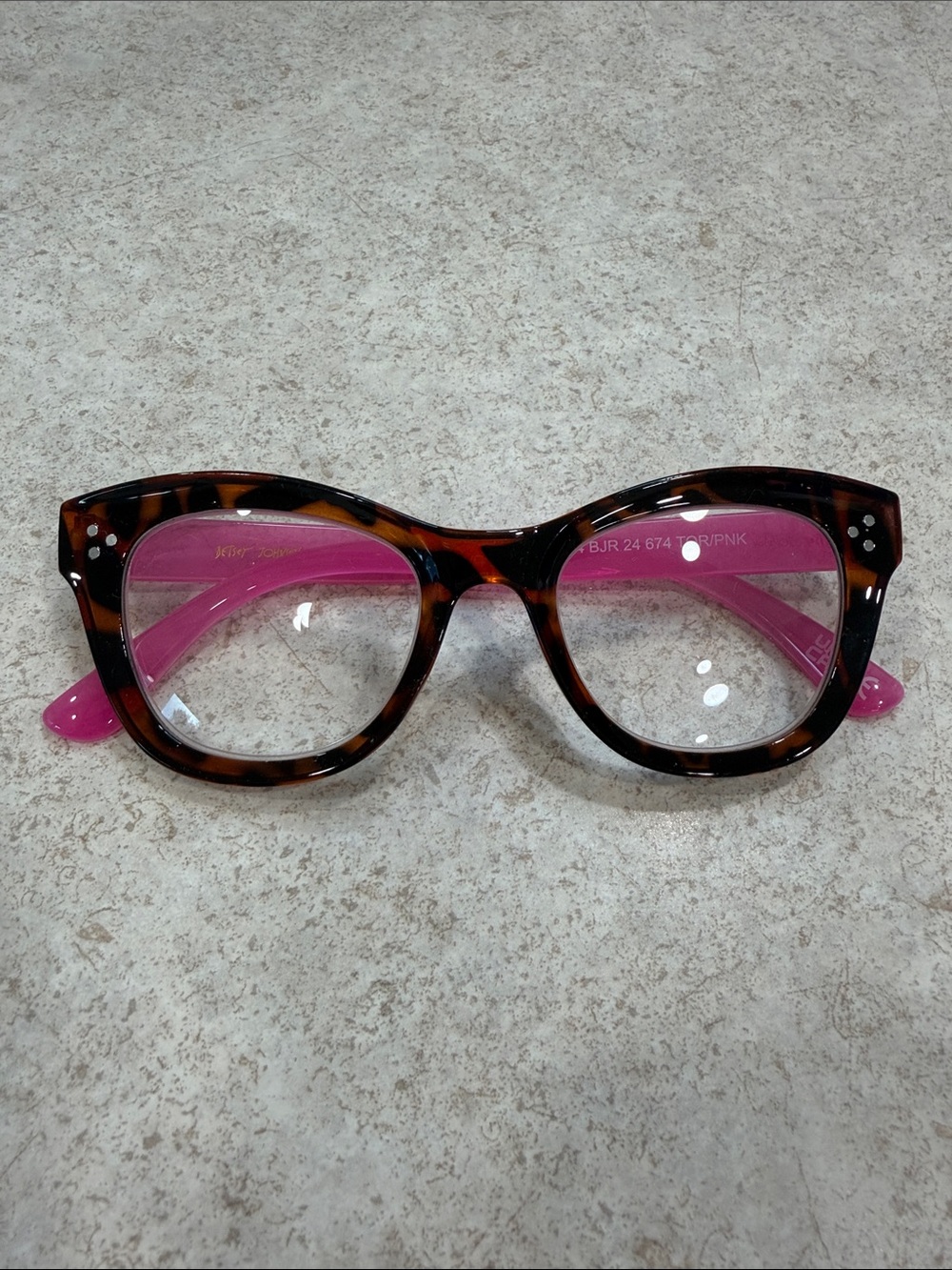 BNWOT BETSEY JOHNSON TORTOISE SHELL & PINK TEMPLE READERS 1.50+ STRENGTH